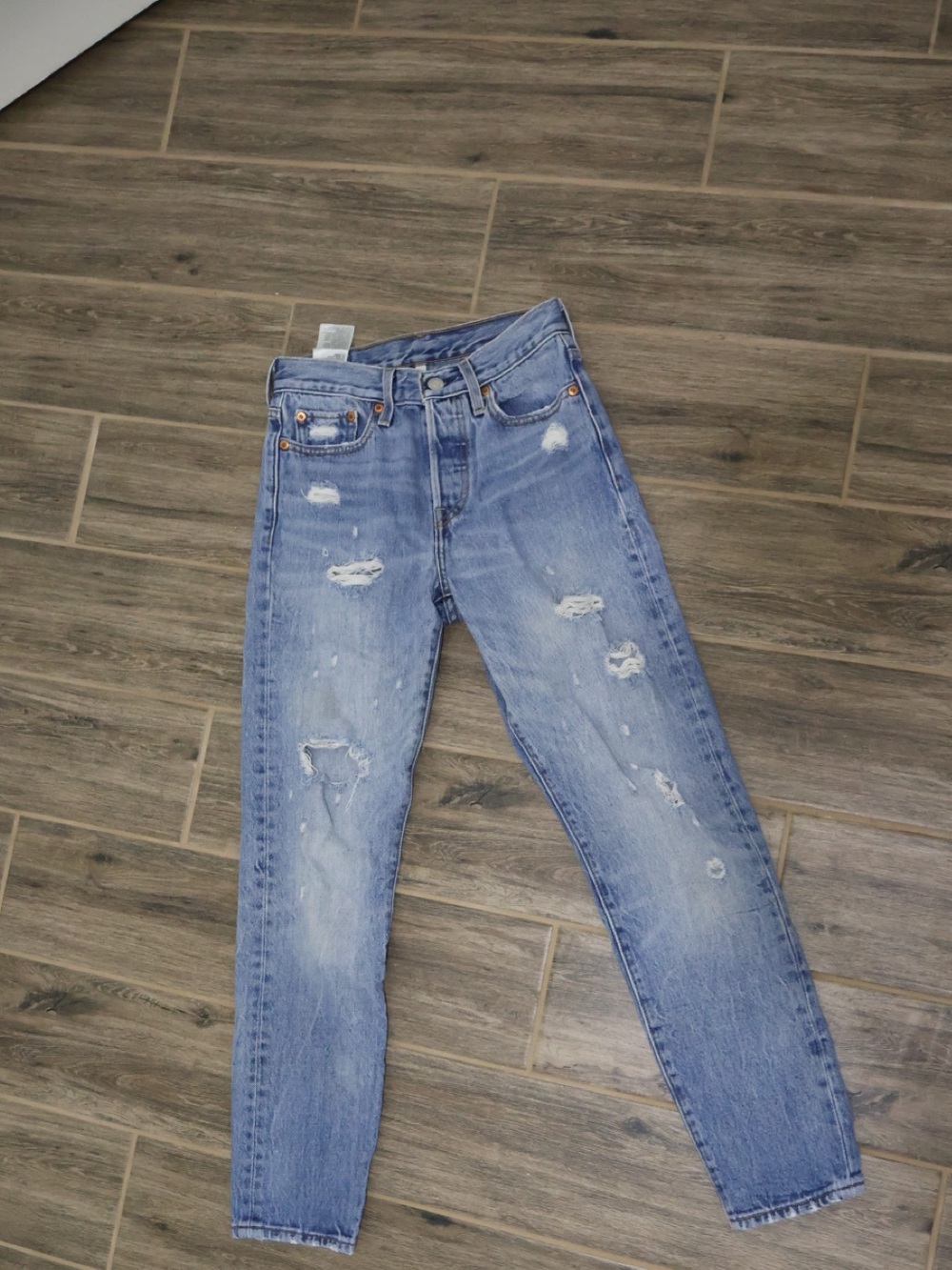 LEVI’S Classic Light Blue Distressed Women’s Jeans